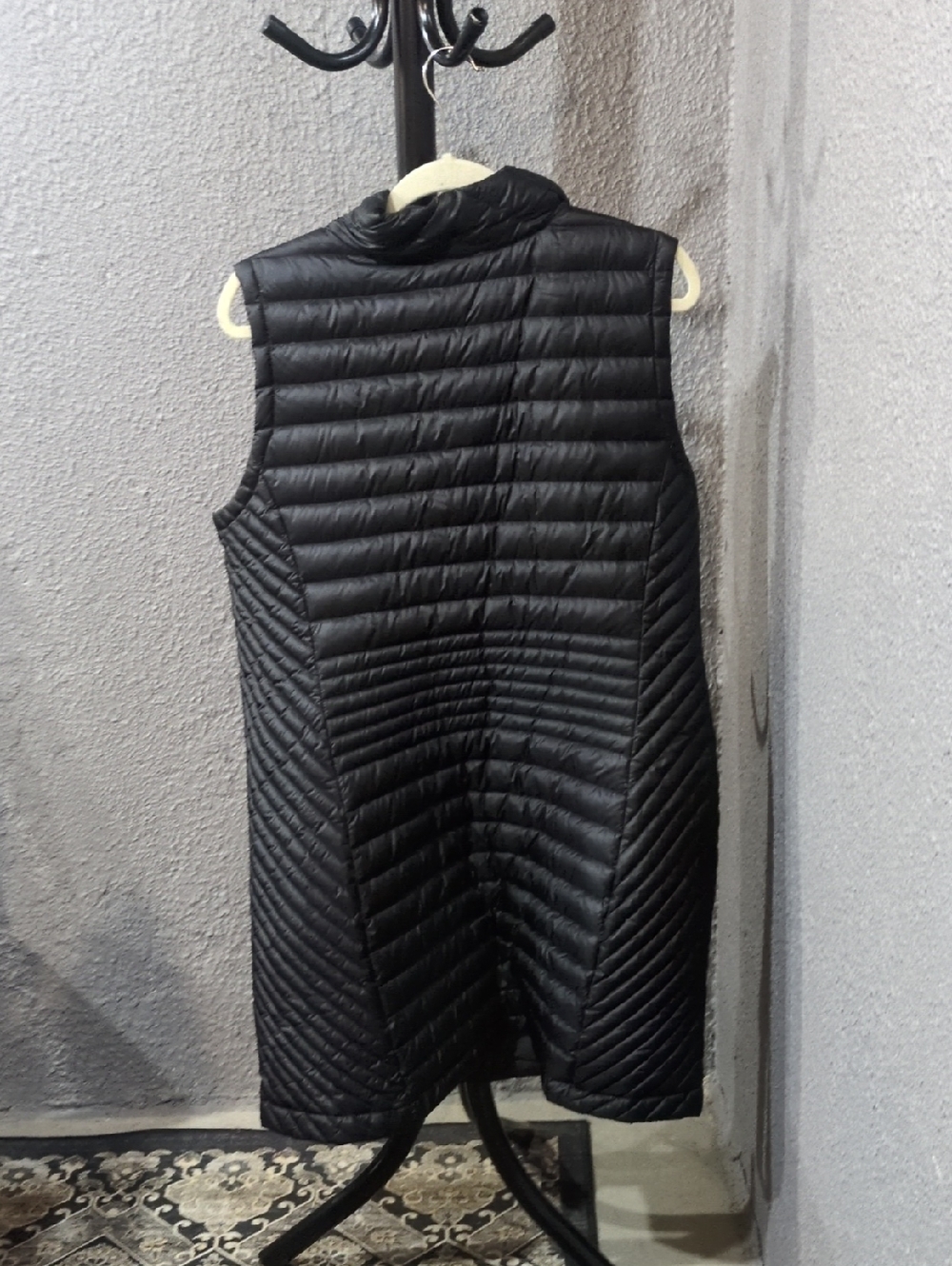 Women’s Black Quilted Lightweight Puffer Vest - Picture 3 of 7